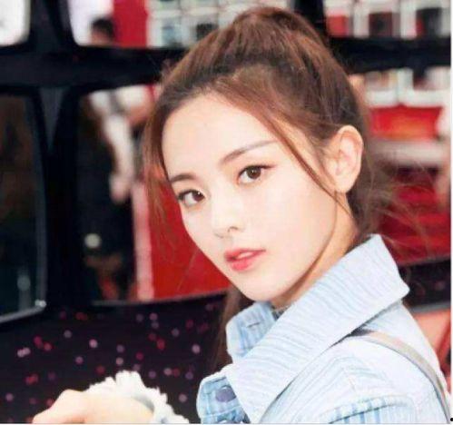 杨超越 家庭背景,从平凡家庭走向明星之路